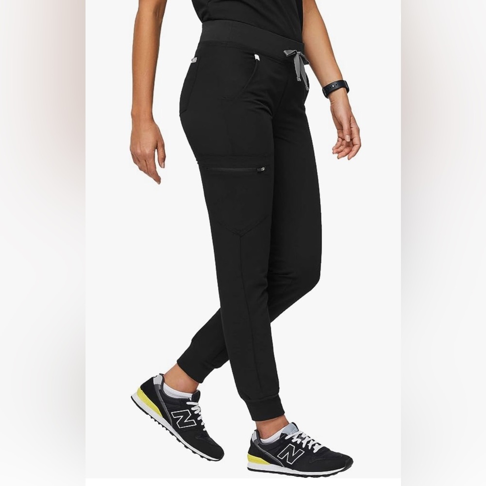 Figs Black Set, Zamora Jogger Pants and Rafaela top. Pants XXL, top M.